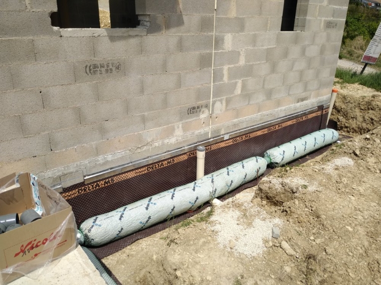 Création d'un drain en périphérie de construction à Nyons, Pernes-les-Fontaines, Entat Terrassement